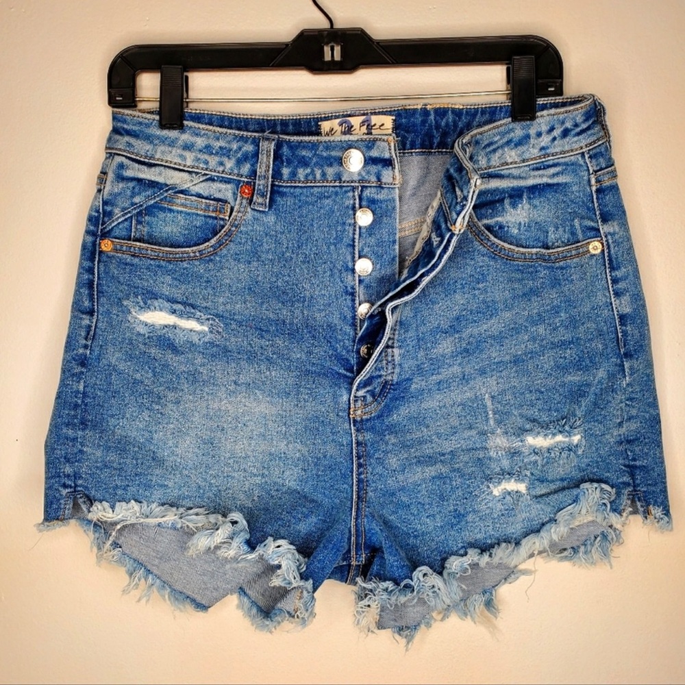 WE THE FREE Curvy Distressed 5 button fly raw hem jean shorts.